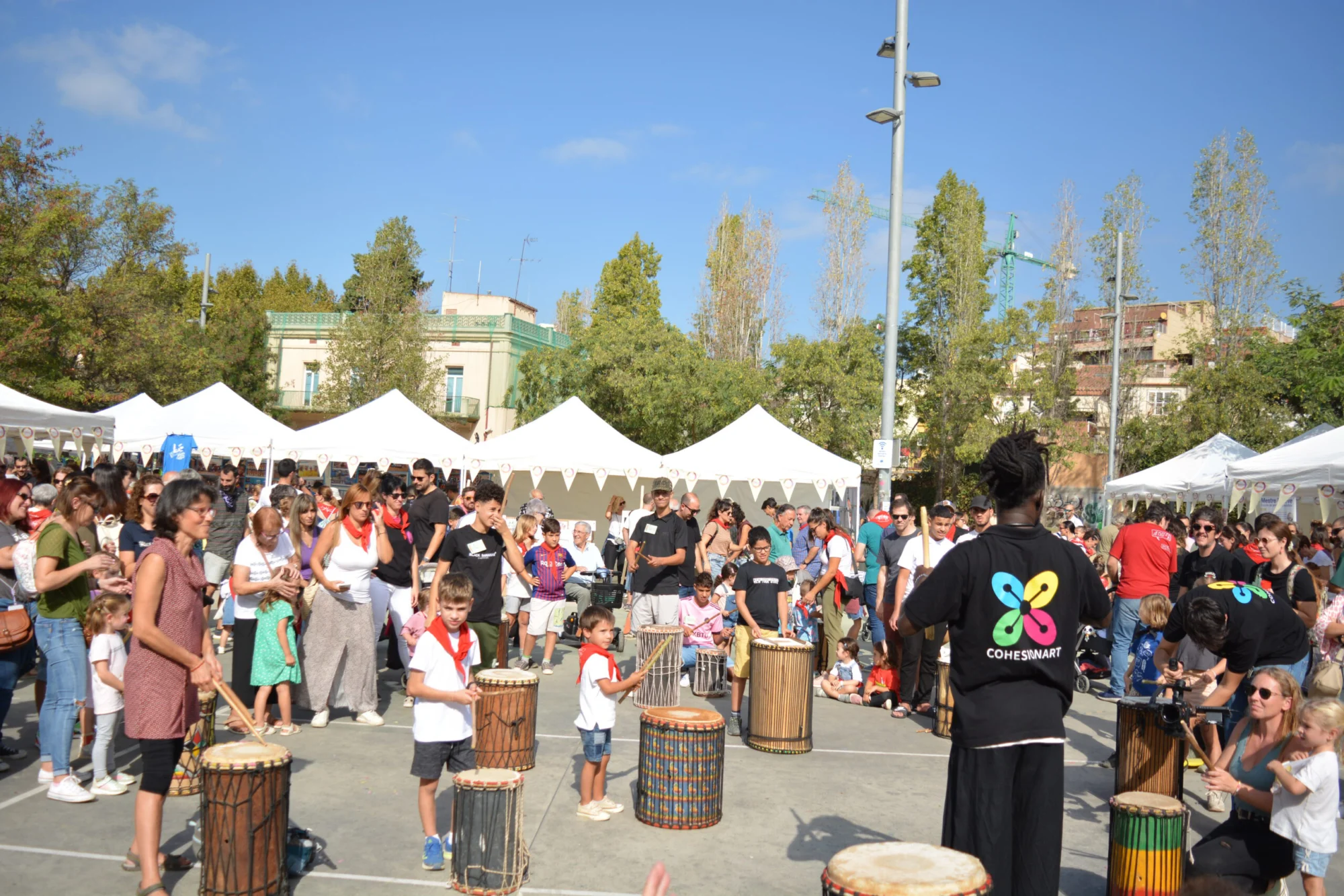 Público y carpas blancas durante la Fira de la Solidaritat i la Interculturalitat