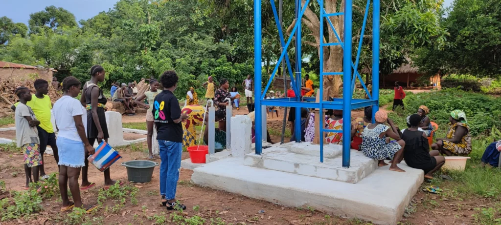 Grupo de personas alrededor del nuevo punto de agua de Blimate recién inaugurado