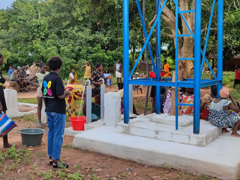 Grupo de personas alrededor del nuevo punto de agua de Blimate recién inaugurado