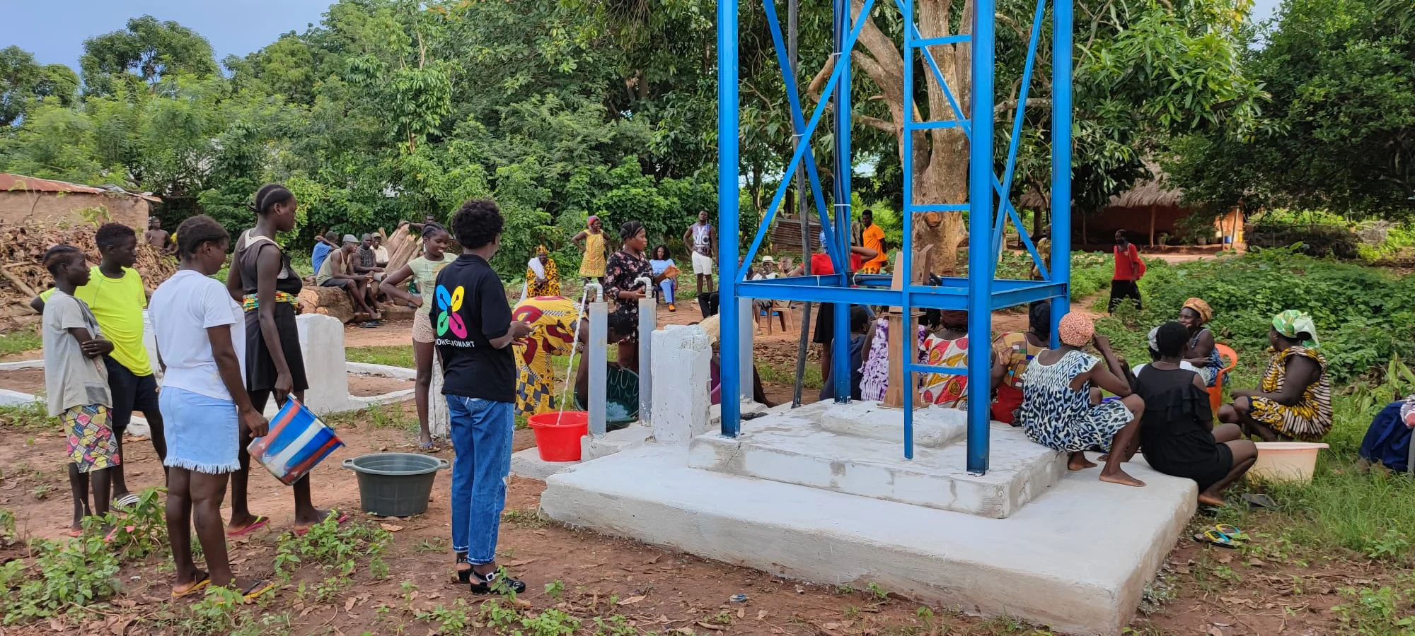Grupo de personas alrededor del nuevo punto de agua de Blimate recién inaugurado