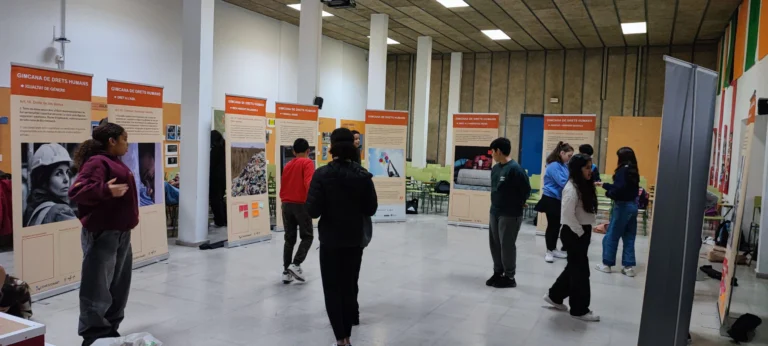 Visitantes recorriendo una exposición fotográfica en una sala amplia
