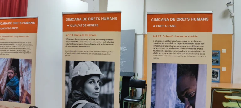 Paneles de la exposición fotográfica con retratos y textos explicativos