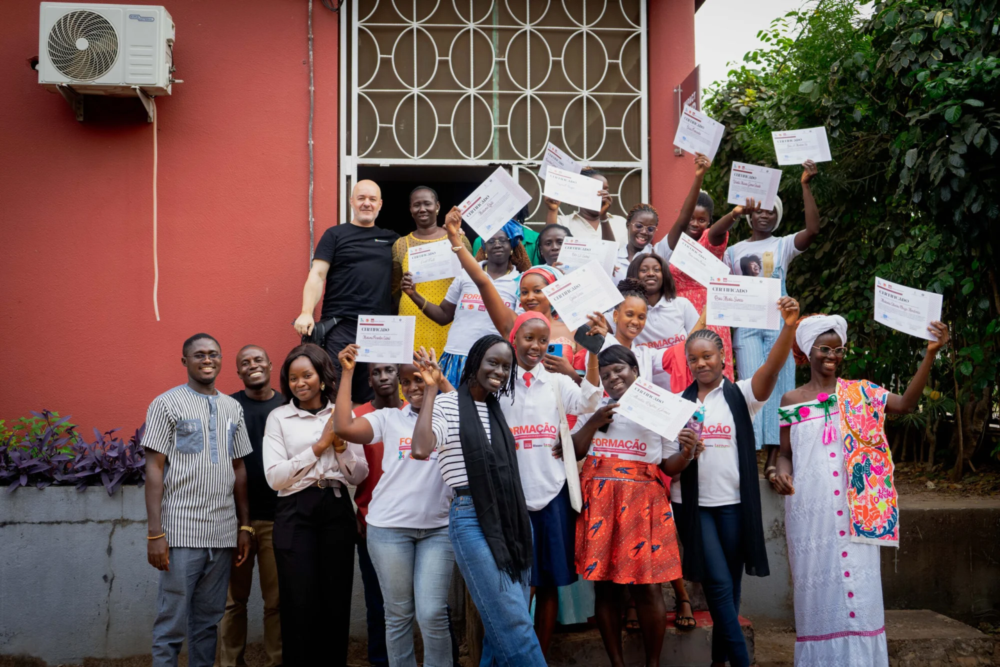 Grupo de participantes celebrando con sus diplomas al terminar la formación en Bissau