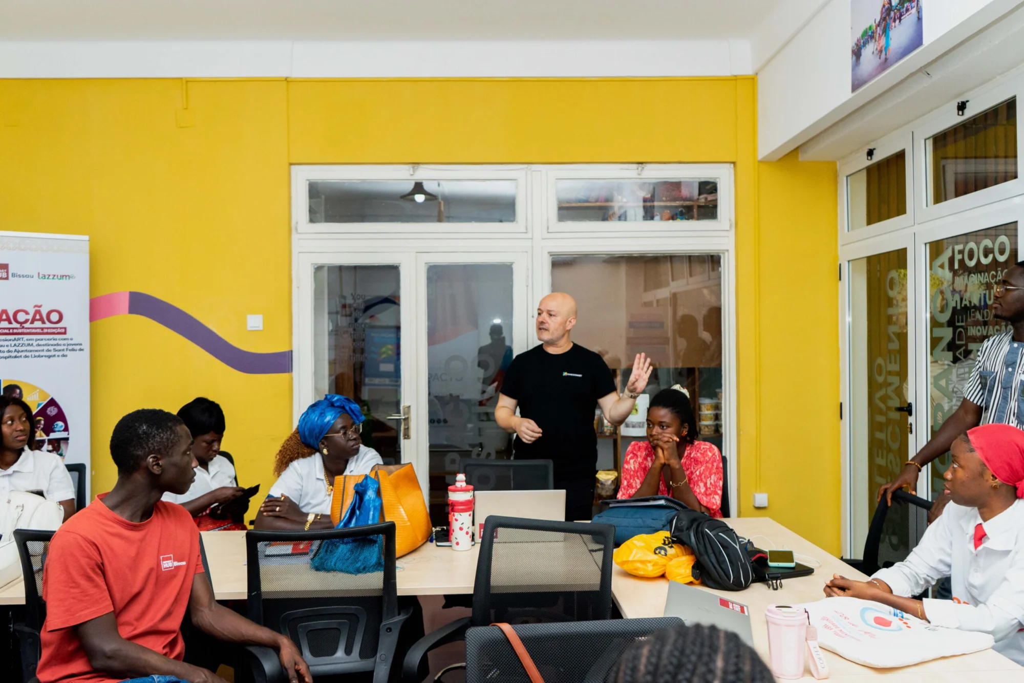 Aula con participantes durante una sesión de la formación en Bissau