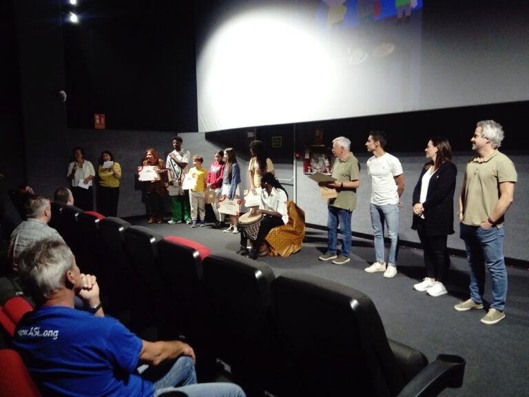 Festival participativo de cine móvil de CohesionART Gala de 1 Minut per… Proyección de cortometrajes exprés Participación comunitaria a través del cine móvil Entrega de premios del festival audiovisual