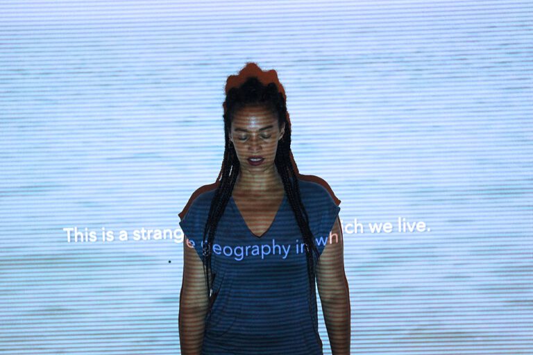 Grada Kilomba, artista interdisciplinar luso-africana