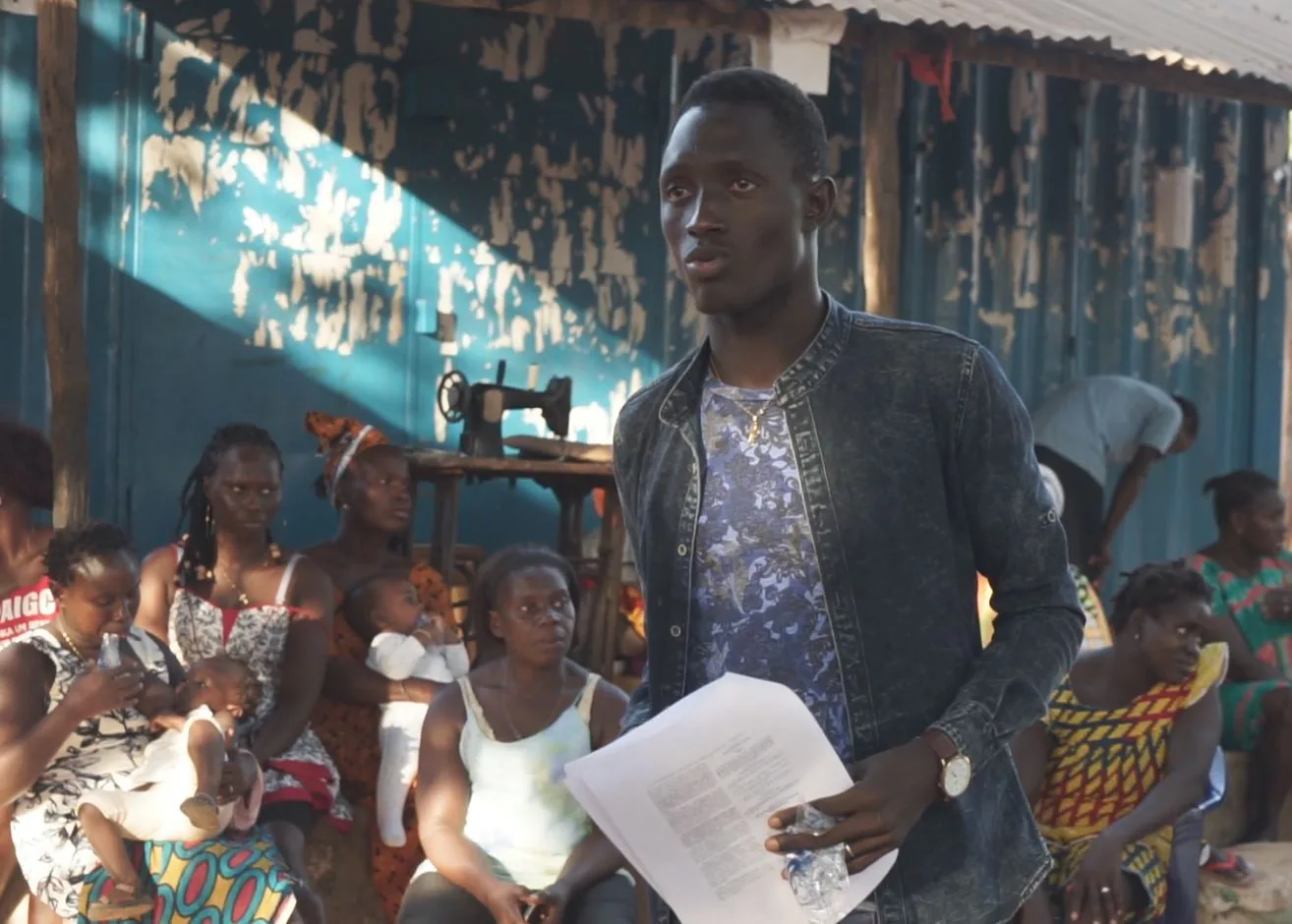 Aulmno de la Facultad de Derecho de Bissau difundiendo DDHH a la población