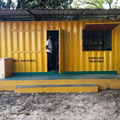 Contenedor acondicionado y rotulado como Papelaria Solidária en la Facultad de Derecho de Bissau
