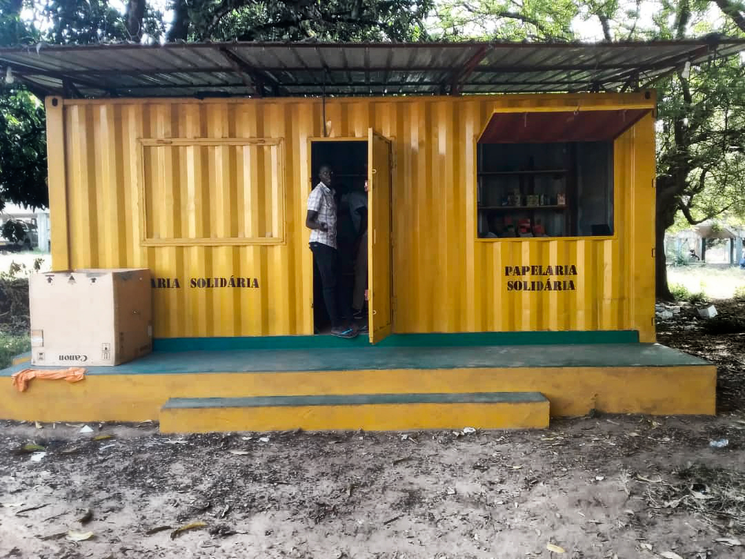 Contenedor acondicionado y rotulado como Papelaria Solidária en la Facultad de Derecho de Bissau