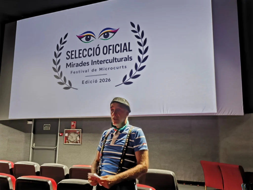 El Sr. Golmayo presenta la gala de Mirades Interculturals 2026 davant el llorer de la Selecció Oficial, a CineBaix