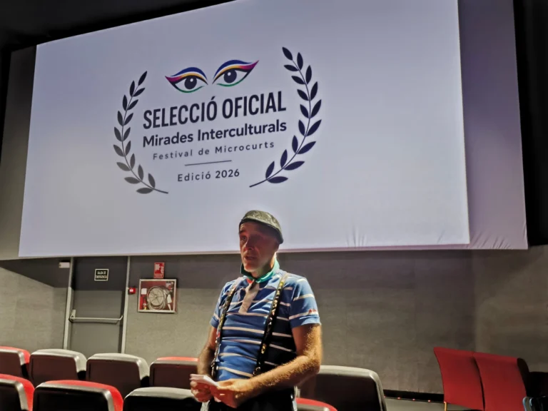El Sr. Golmayo presenta la gala de Mirades Interculturals 2026 ante el laurel de la Selección Oficial, en CineBaix