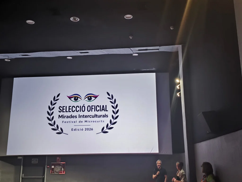 La sala de CineBaix durant la gala de Mirades Interculturals 2026, amb la pantalla de la Selecció Oficial
