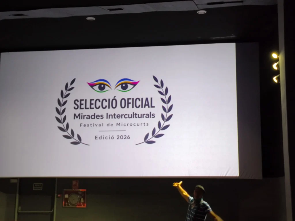 El Sr. Golmayo assenyala el llorer de la Selecció Oficial de Mirades Interculturals 2026 a la pantalla de CineBaix