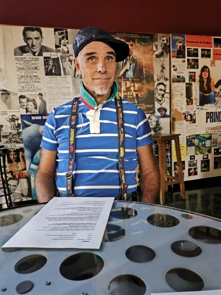 El Sr. Golmayo al vestíbul de CineBaix, entre cartells de cinema, el dia de la gala de Mirades Interculturals 2026